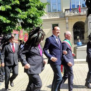 Cirio saltella con i bersaglieri davanti al Comune di Borgosesia.