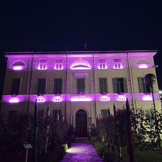Gattinara illumina di rosa il Municipio per la prevenzione del tumore al seno