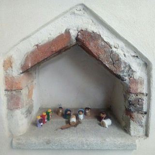 La Confraternita del Buon Bere mette all’asta il presepio realizzato con materiali di riciclo