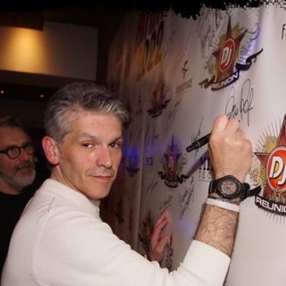 Foto: Filippo regis firma il wall della &quot;Dj Reunion di Rimini&quot; marzo 2022,dietro Max Monti (Gam Gam) e Maurizio Nari di Nari&amp;Milani