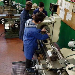 Borgosesia: Babbo Natale arriva in anticipo all' Ipsia G. Magni