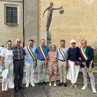 Inaugurazione di Bianca a Breia: arte, acqua e natura si fondono nella nuova statua di Ruben Bertoldo