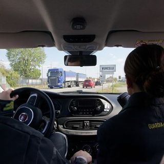 Tre lavoratori in nero e altre irregolarità: sanzioni fino a 10mila euro per i datori di lavoro.
