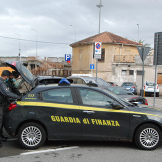 Scoperta un'autofficina abusiva: attrezzature sequestrate e guai per il titolare.