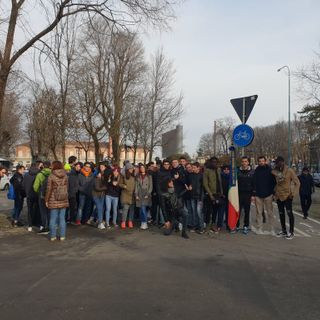 IIS Lancia, studenti sfilano contro il (cyber)bullismo