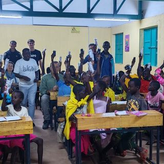 Dal Lancia di Borgosesia alle notti dei Samburu: torce ricaricabili donate alla scuola serale nella savana - FOTO