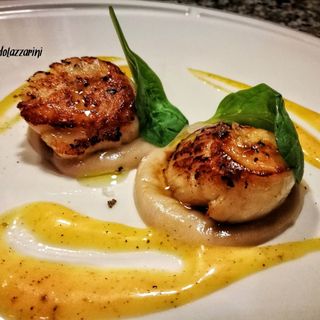 Ricetta: Capesante su crema di castagne, foglie di spinacino e salsa di cachi