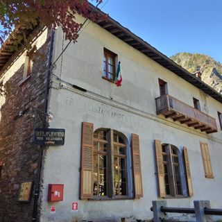 Gli studenti dell’IIS Ferrari protagonisti alle Giornate FAI d’Autunno: Matilde racconta la storia del Teatro di Riva Valdobbia