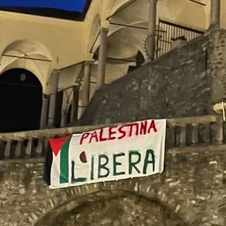 A Varallo spunta lo striscione "Palestina Libera"