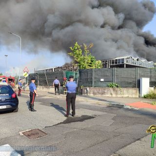 Enorme incendio divampato in un magazzino del Gardenville, si lavora per salvare il negozio (servizio di Mattia Baù)