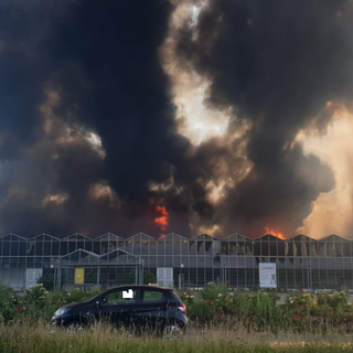 Terribile incendio al Gardenville di Biella, le immagini impressionanti di lettori e social FOTO e VIDEO