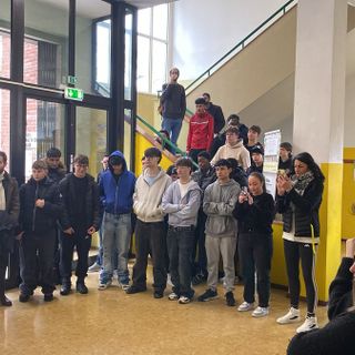 A Borgosesia tre panchine gialle contro (cyber)bullismo: l’iniziativa dell’Istituto Lancia coinvolge anche Varallo