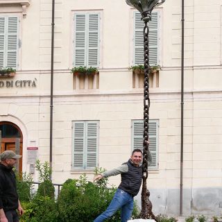 “La Leggerezza&quot;, la nuova opera di Ruben Bertoldo davanti al Municipio di Gattinara
