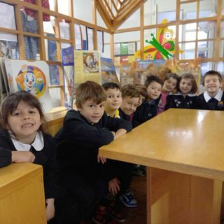 Varallo, le classi prime in Biblioteca per “#IoLeggoPerché” tra letture, mostra fotografica e libri tattili