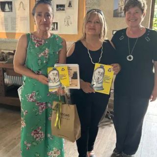 Valduggia, arte in dialogo: inaugurata la mostra di sculture e vetrofusioni al Museo delle Campane