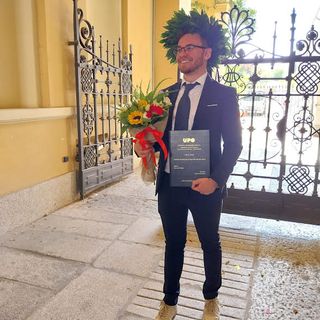 Grignasco, brillante laurea con lode per Lorenzo Della Peruta: una tesi sulla crisi degli oppioidi negli Stati Uniti