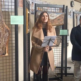 Varallo, inaugurata la mostra di pirografia di Stefania Tagliabue: “Emozioni tra il fuoco e i colori” in Biblioteca
