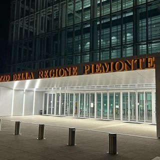Giornata contro violenza su donne, Grattacielo della Regione Piemonte si illumina di arancione.