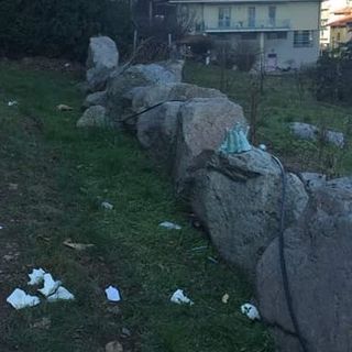 Bottigliette abbandonate a Borgosesia