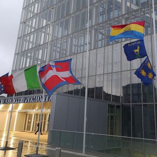 10 febbraio, le bandiere delle terre del Confine Orientale d’Italia, issate al grattacielo della Regione.