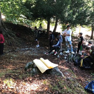 Roberto Multone fa lezione nel bosco