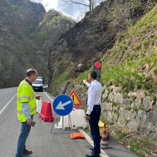 Riapertura della strada in Valsesia: completata la barriera paramassi, traffico a senso unico alternato dalle 19