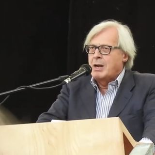 Vittorio Sgarbi durante l'inaugurazione della fontana di Borgosesia lo scorso settembre