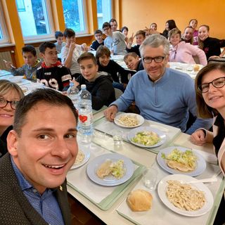 Gattinara: il sindaco a pranzo nella mensa scolastica con i ragazzi delle medie