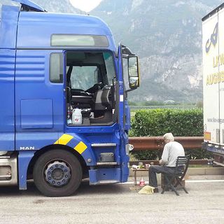 Coronavirus: &quot;Il virus viaggia sui camion? La teoria (assurda) che ha infiammato il web e ferma le consegne&quot;