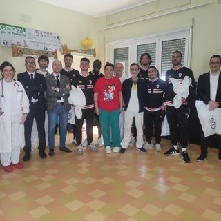 La Pro Vercelli in Pediatria al Sant’Andrea: uova di Pasqua e sorrisi per i piccoli pazienti