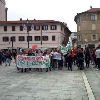 Borgosesia, I ragazzi: &quot;Ecco perchè venerdì siamo scesi in piazza&quot;