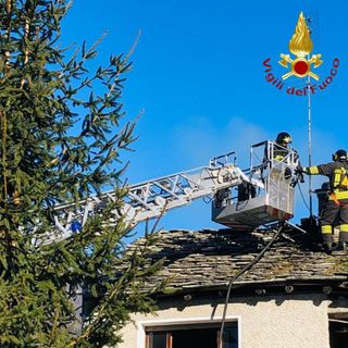 Scopa, a fuoco il camino di una casa: all'opera i Vigili di Varallo