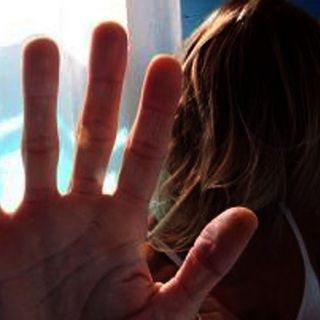 &quot;Questo non è amore&quot;: un box a Vercelli per segnalare le violenze contro le donne