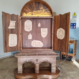 Varallo, gli studenti della Scuola Barolo presentano il manufatto in legno dedicato ai mille anni della città