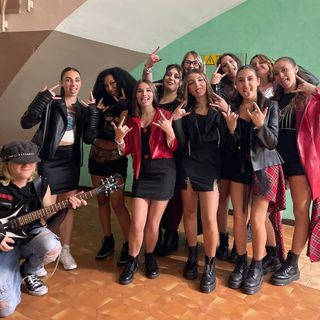 Borgosesia, successo straordinario per la sfilata dell’Ipsia Magni: oltre cento abiti sul palco del Cinema Lux