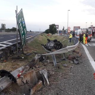 Urta il guard rail e si ribalta in A26. Due persone in ospedale