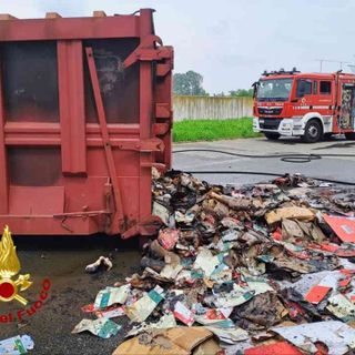 Stroppiana, a fuoco un compattatore per i rifiuti