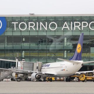 Tragedia di Caselle, l’aeroporto chiuso fino alla mezzanotte di domenica: cancellati i voli da e per Torino