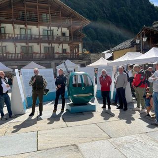 Alagna, inaugurata la mostra "Ropelines: Storie di Uomini e Funi": un viaggio nel mondo del trasporto funiviario.