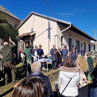 Quarona, gli Alpini rinnovano la tradizione della Paniccia: preghiera, distribuzione e pranzo