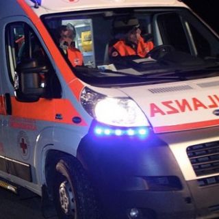 Borgomanero: si schianta contro un palo e prende fuoco. Automobilista carbonizzato