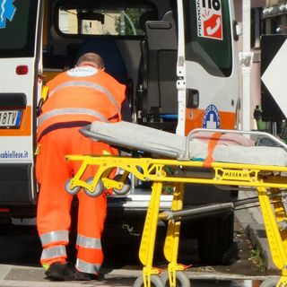 Infortunio sul lavoro a Crevacuore: Artigiano cade dalla scala e si ferisce al volto