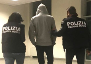 Estorsione, ricettazione, falso: 50enne in cella. La Polizia lo pizzica mentre assume droga
