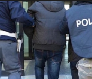Aggredisce e manda al Pronto soccorso due ragazzi: arrestato