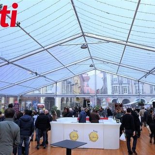 in copertina: la tensostruttura che ospiterà la Fiera del tartufo di Asti. Scatti realizzati da Merfephoto-Efrem Zanchettin.