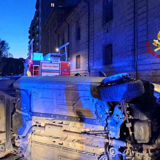 Vercelli, auto si ribalta in serata