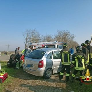 Auto contro la spalletta del ponte del Canale Cavour: cinque feriti intrappolati tra le lamiere