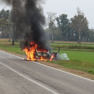 Auto distrutta dalle fiamme. Paura per il conducente FOTO E VIDEO