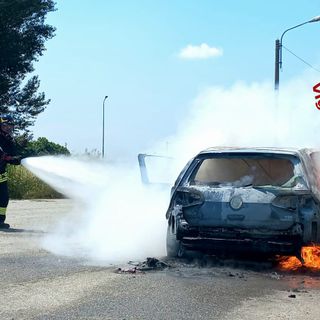 Macchina in fiamme nei pressi del casello Vercelli Ovest