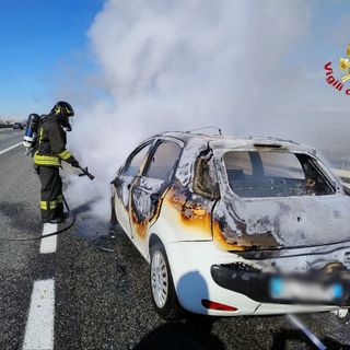 Auto in fiamme sull'A4: intervento dei Vigili del Fuoco